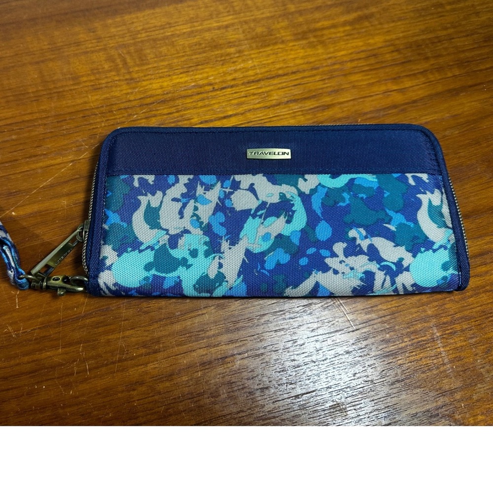 Travelon Zip Around Clutch Wallet Blue Teal‎ Camo F12318 23146-33P Wristlet